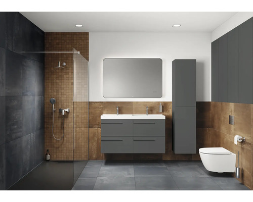 Salle de bains moderne avec douche, double vasque, miroir et toilettes.