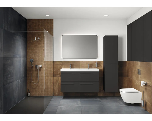 Salle de bain moderne avec douche, lavabo, miroir et toilettes