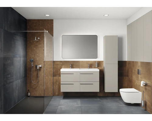 Salle de bains moderne avec douche, lavabo, miroir, armoire haute et toilettes.
