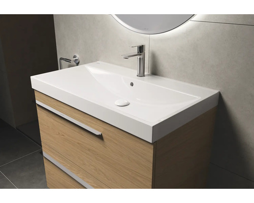 Meuble sous-vasque avec lavabo et robinetterie dans la salle de bain