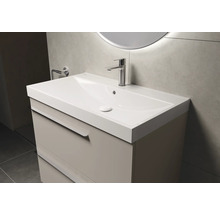 Lavabo avec meuble sous-vasque et robinetterie dans salle de bain