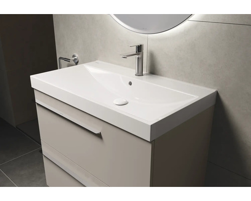 Lavabo avec meuble sous-vasque et robinetterie dans salle de bain