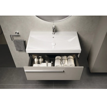 Meuble-lavabo avec tiroir, robinet de lavabo, serviette et porte-serviette dans la salle de bain