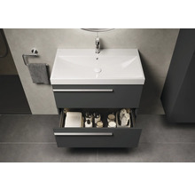 Meuble sous-lavabo avec tiroir ouvert dans une salle de bain