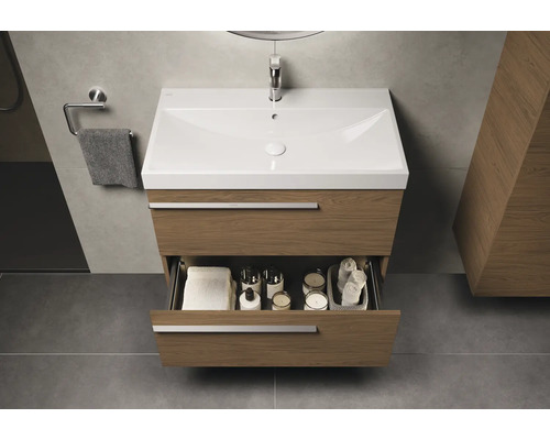Meuble sous-lavabo avec tiroir ouvert dans la salle de bain