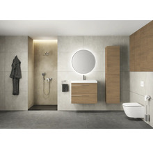 Salle de bains moderne avec douche, lavabo avec miroir, toilettes et serviette