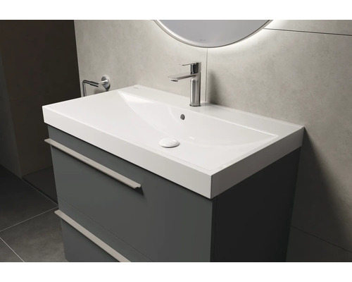 Meuble-lavabo avec tiroirs, robinet de lavabo et porte-serviettes dans la salle de bains