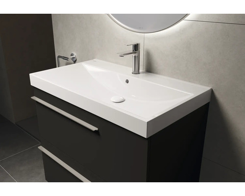 Meuble sous-lavabo avec lavabo et robinet dans la salle de bain.