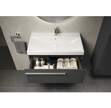 Salle de bains moderne avec meuble sous-vasque, tiroir ouvert et serviettes