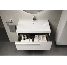 Meuble sous-vasque avec tiroir ouvert, lavabo, robinet et porte-serviettes