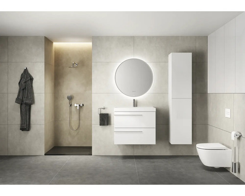 Salle de bain avec douche, meuble-lavabo avec miroir, toilettes et peignoir