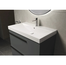 Meuble-lavabo avec armoire et robinet dans la salle de bain