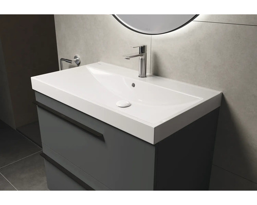 Meuble-lavabo avec armoire et robinet dans la salle de bain
