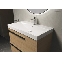 Meuble-lavabo avec lavabo et robinet dans la salle de bains.
