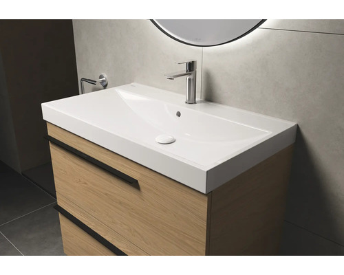 Meuble-lavabo avec lavabo et robinet dans la salle de bains.