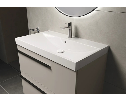 Meuble sous-vasque avec lavabo et robinet dans la salle de bain