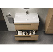 Salle de bains avec meuble sous-lavabo en bois, lavabo et tiroir ouvert