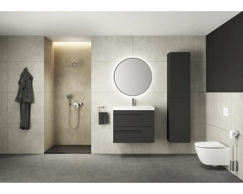 Salle de bains moderne avec douche, lavabo avec miroir, armoire haute et toilettes.