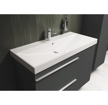Meuble-lavabo avec meuble sous-vasque, robinet et distributeur de savon dans la salle de bain