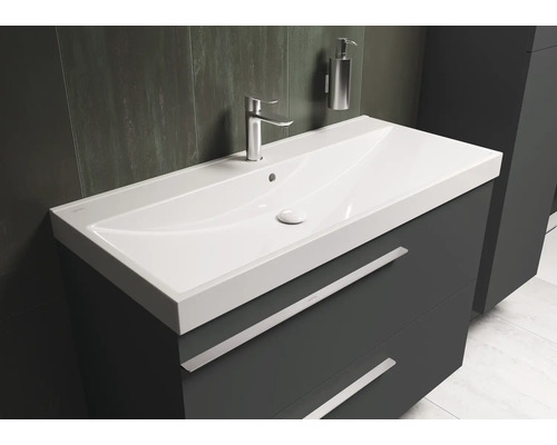 Meuble-lavabo avec meuble sous-vasque, robinet et distributeur de savon dans la salle de bain