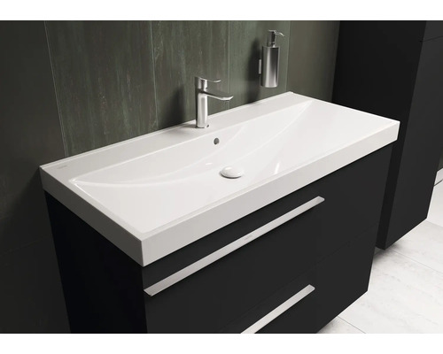 Meuble-lavabo avec armoire et robinet dans la salle de bain
