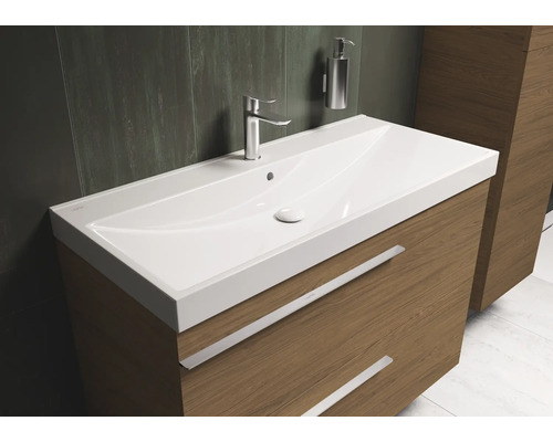 Lavabo avec meuble sous-vasque, robinetterie et distributeur de savon dans la salle de bains