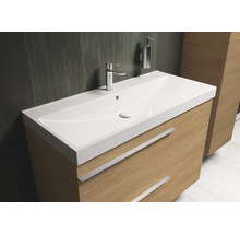 Meuble-lavabo avec armoire, robinet et distributeur de savon dans la salle de bain