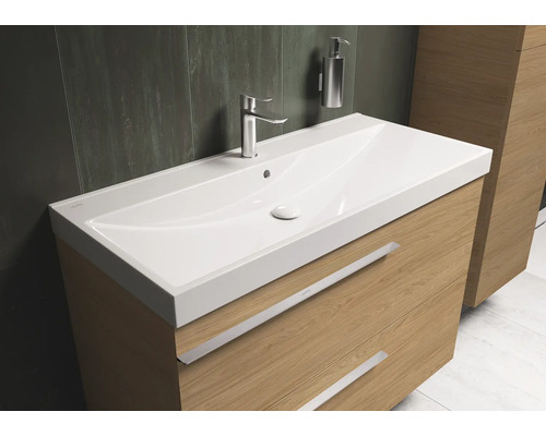 Meuble-lavabo avec armoire, robinet et distributeur de savon dans la salle de bain