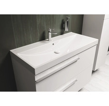 Meuble sous-lavabo avec vasque, robinet et distributeur de savon dans la salle de bain