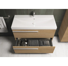 Meuble sous-lavabo avec tiroir ouvert, lavabo, robinet et accessoires de salle de bain pour une salle de bain organisée
