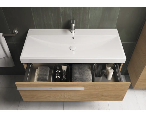 Meuble sous-lavabo avec tiroir ouvert et accessoires de salle de bain