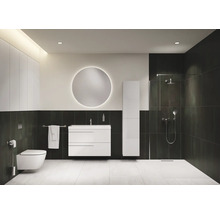 Salle de bain moderne avec toilettes, lavabo, miroir et douche.