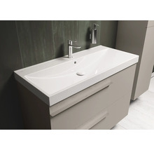 Meuble-lavabo avec armoire et robinetterie dans la salle de bain