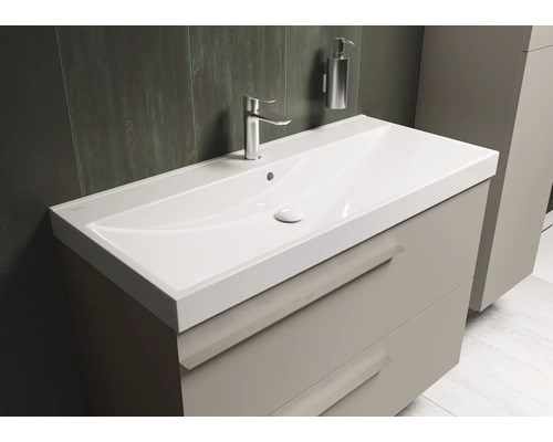 Meuble-lavabo avec armoire et robinetterie dans la salle de bain