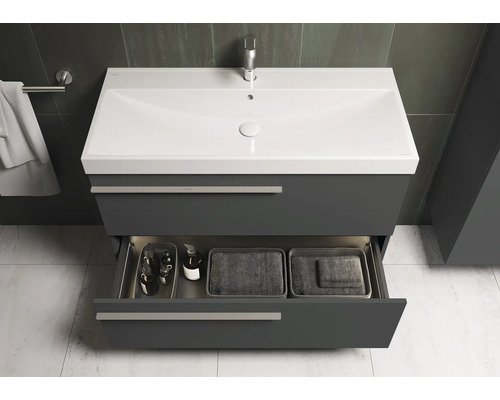 Meuble sous-vasque avec lavabo, tiroir ouvert avec accessoires de salle de bain