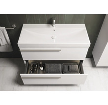 Meuble-lavabo blanc avec tiroir ouvert dans une salle de bain