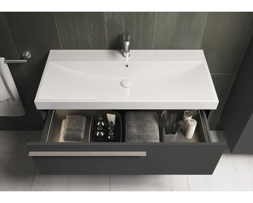 Meuble sous-vasque avec tiroir ouvert, avec serviettes et accessoires de salle de bain