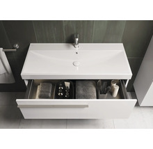 Meuble-lavabo blanc avec tiroir ouvert dans une salle de bain.