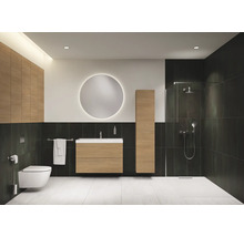 Salle de bains moderne avec toilettes, lavabo, miroir et douche