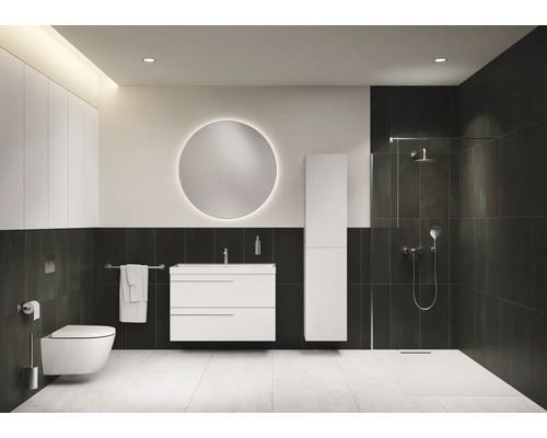 Salle de bain moderne avec douche, lavabo, miroir et toilettes.