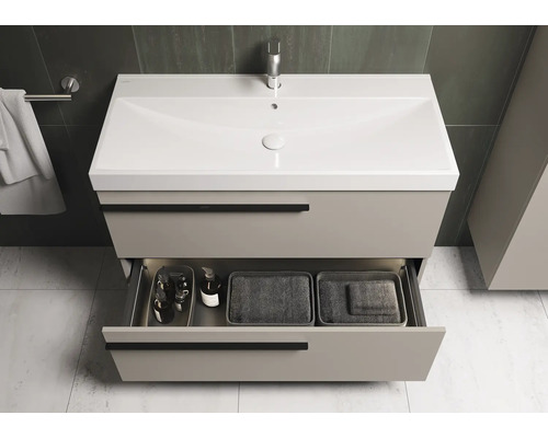 Meuble sous-lavabo avec tiroir ouvert dans une salle de bain