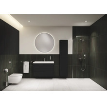 Salle de bains moderne avec WC, lavabo, miroir, armoire et douche