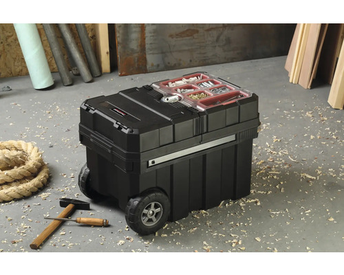 Boîte à outils avec roues, marteau et corde