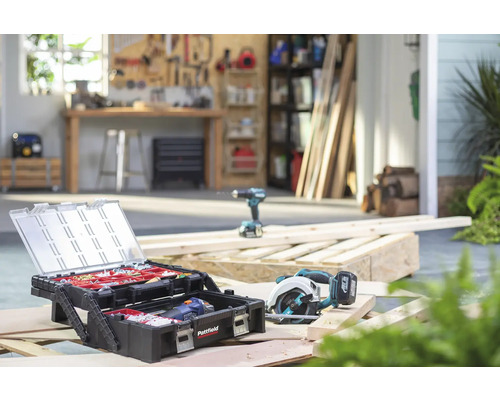 Werkstattszene mit Werkzeugkiste, Kreissäge und Bohrmaschine auf Holzbalken