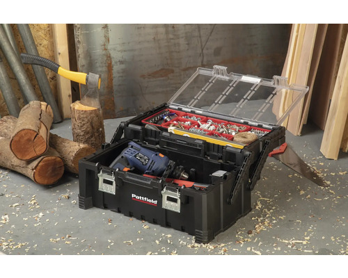 Geöffneter schwarzer Werkzeugkasten mit Werkzeugen, einer Axt und Holz