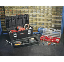 Offene Werkzeugkästen mit Werkzeugen und Kleinteilen auf einer Werkbank.