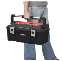 Eine Person trägt einen Werkzeugkasten der Marke Pattfield.