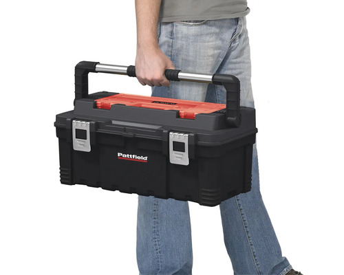 Eine Person trägt einen Werkzeugkasten der Marke Pattfield.
