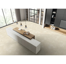 Pièce lumineuse avec îlot de cuisine, meuble mural et grande fenêtre pour une ambiance conviviale.