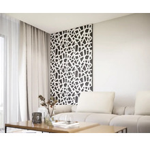 Wohnzimmer mit Sofa, Vorhängen und Wandpaneel mit abstraktem Muster